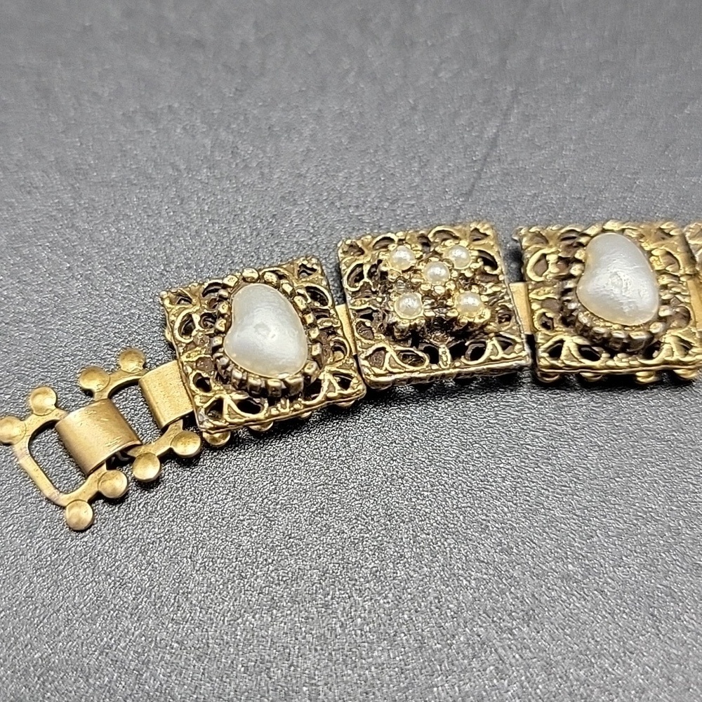 Elegant VTG Gold Tone and Square 10 Panel Filigree Faux Pearl Link Bracelet. - Picture 4 of 11